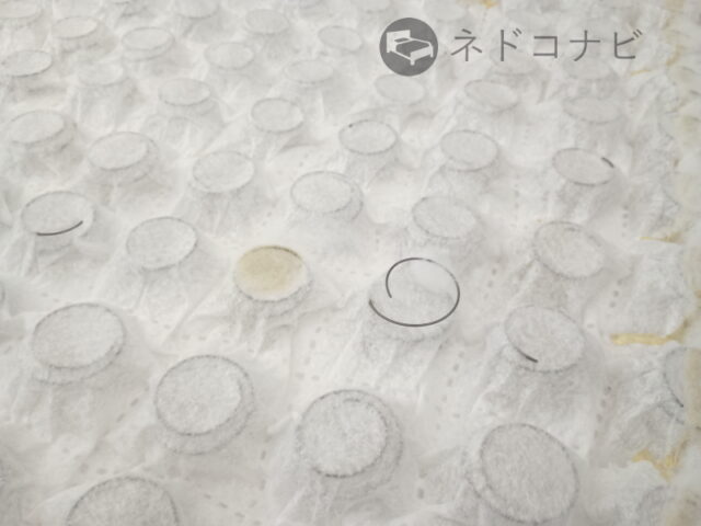不織布を突き破っているコイルも