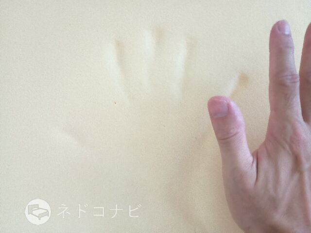 タンスのゲン・低反発ウレタン(厚み8cm) 5年間使用後の劣化状態 低反発特有の弾力を維持