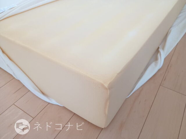 タンスのゲン・高反発ウレタン(厚み20cm) 5年間使用後の劣化状態 若干の黄変あり