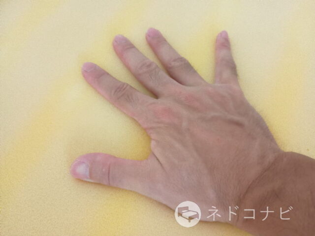タンスのゲン・高反発ウレタン(厚み20cm) 5年間使用後の劣化状態 黄変部分はしっとり感が減少