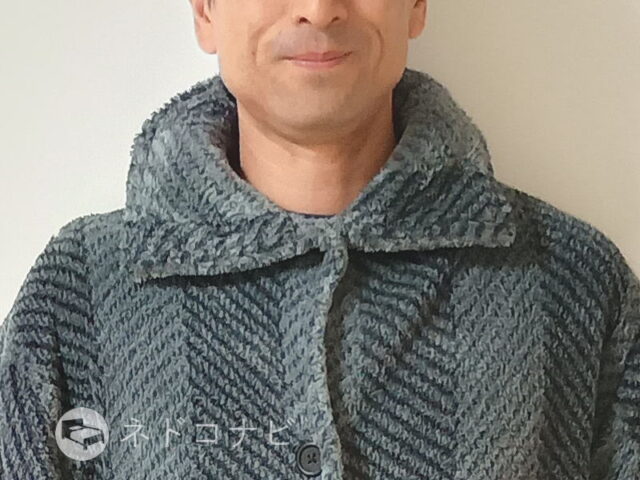 LOWYA(ロウヤ)の「着る毛布 GROONY(グルーニー)」は襟元を開いてもOK