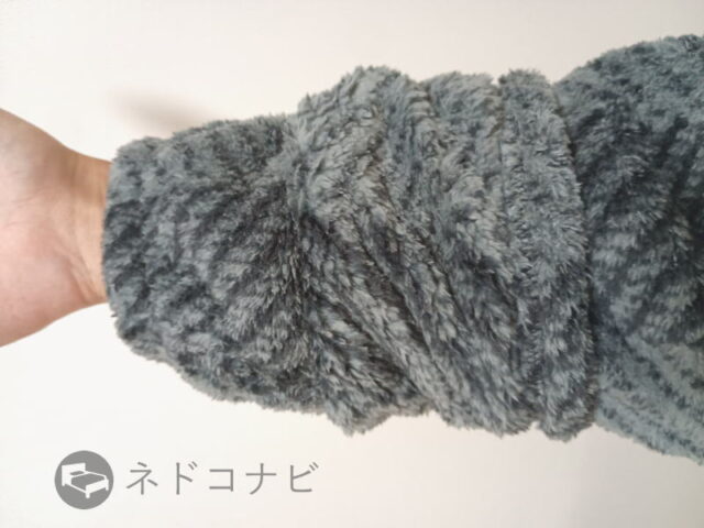 LOWYA(ロウヤ)の「着る毛布 GROONY(グルーニー)」のゴム袖口