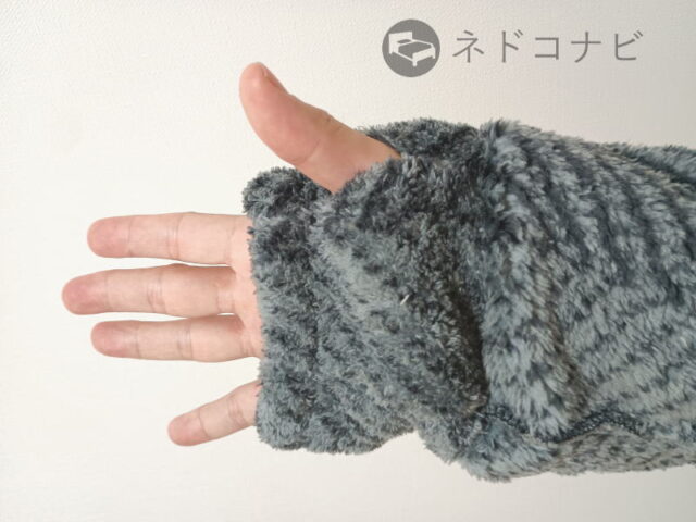 LOWYA(ロウヤ)の「着る毛布 GROONY(グルーニー)」はサムホール付き