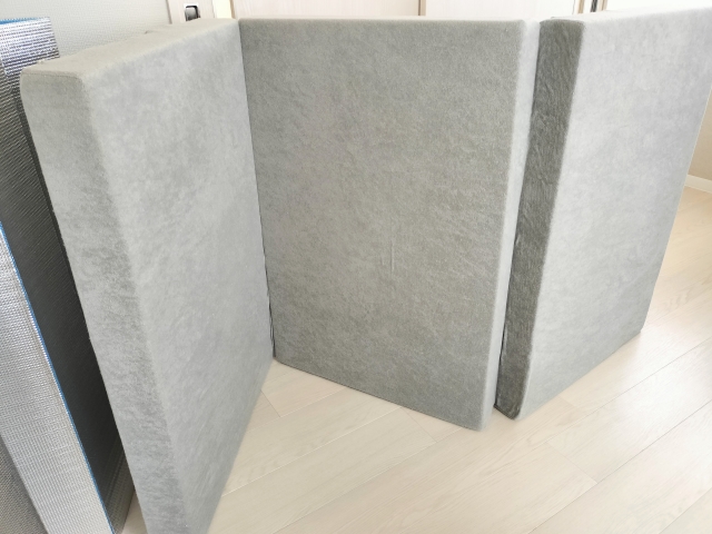 三つ折りマットレスは室内で干しやすいのがメリット