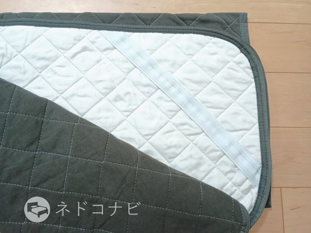 アイリスプラザ／オーガニックコットン敷パッドは4隅にゴムバンド付き