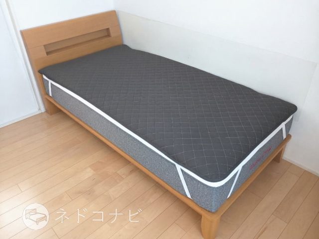 低反発ウレタンマットレスの上に敷いたアイリスプラザ／オーガニックコットン敷パッド