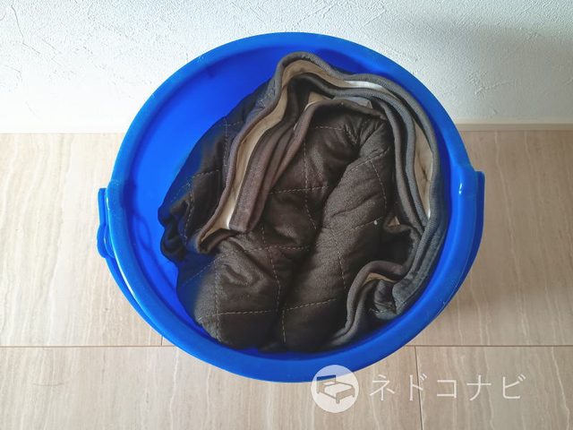 色落ちが心配なので、アイリスプラザ／オーガニックコットン敷パッドを一晩、漬け置きしてみた